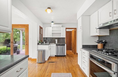 Summerlee House | 12min NRG - Hot Tub & Gameroom & Firepit & Theater
