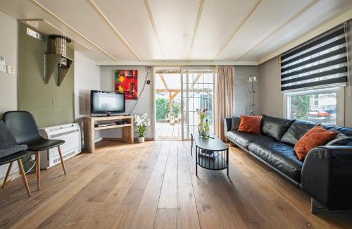 Oisterwijk Ski Chalet | 13, Artist-Designed with AC, Parking & Fully Fenced!