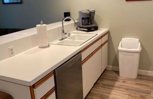 Quincy Condo | #13 condo by large pool/hot tub/Gorge Shuttle-book separately