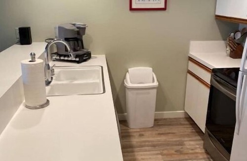 Quincy Condo | #13 condo by large pool/hot tub/Gorge Shuttle-book separately