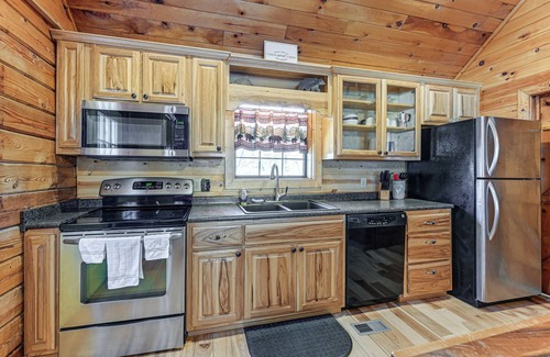 Hiawassee Cabin | 13 Mi to Lake Chatuge: Hiawassee Cabin w/Views!
