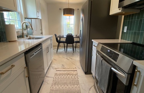 Urbandale Nations House | ~13 min to Broadway ~ Bright & Comfy West Nash Retreat
