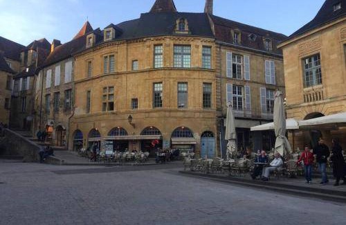 Sarlat-la-Caneda Historic Center Apartment | 130 m² Apartment ∙ 4 bedrooms ∙ 7 guests
