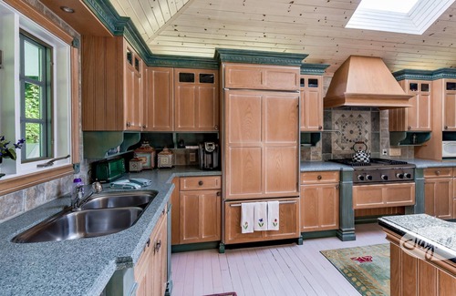 Muskoka Lakes Cottage | 1300' of Ultra Private Frontage! 3bed 2bath! Waterfall! Tennis Court!
