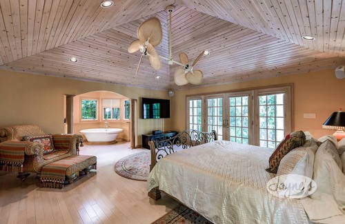 Muskoka Lakes Cottage | 1300' of Ultra Private Frontage! 3bed 2bath! Waterfall! Tennis Court!