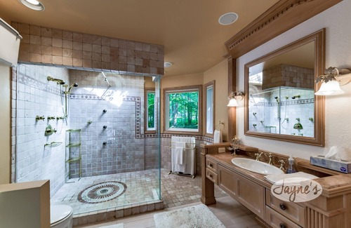 Muskoka Lakes Cottage | 1300' of Ultra Private Frontage! 3bed 2bath! Waterfall! Tennis Court!