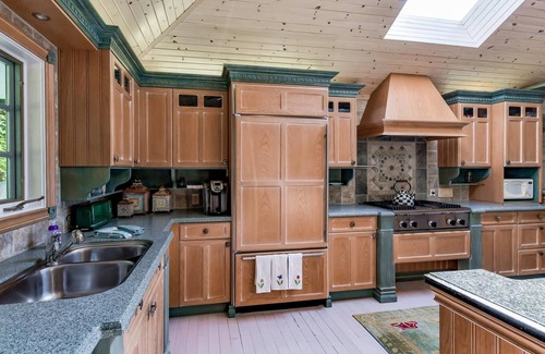 Muskoka Lakes Cottage | 1300' of Ultra Private Frontage! 3bed 2bath! Waterfall! Tennis Court!