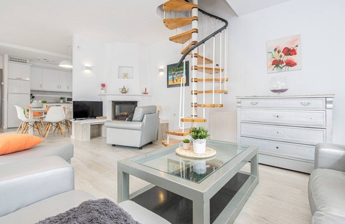 Empuriabrava Ski Chalet | 131-Empuriabrava-Beautiful villa, swimming pool in the center, and near the beach-Empurialola
