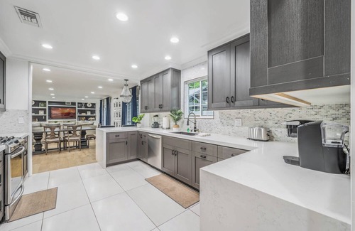 Northridge House | 132 Stunning Modern Family Home Pool and Spa