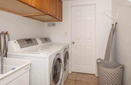 Hyde Park House | 1320 Duncan Ave · Hyde Park Hideaway