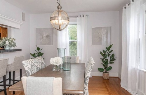 Hyde Park House | 1320 Duncan Ave · Hyde Park Hideaway