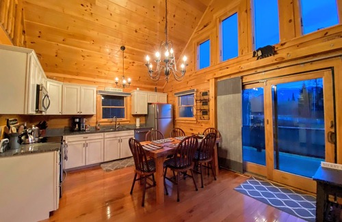 Twin Mountain Cabin | 136MD modern log cabin with AC: less than 10 minutes from Bretton Woods! POOL PASSES!