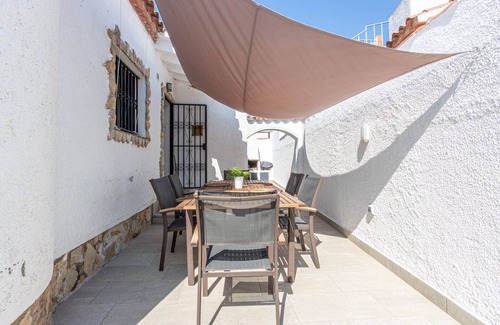 Castello d'Empuries Ski Chalet | 137-Empuriabrava house ground floor with pool-