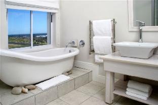 Sandbaai House | 138 Marine Beachfront Guesthouse