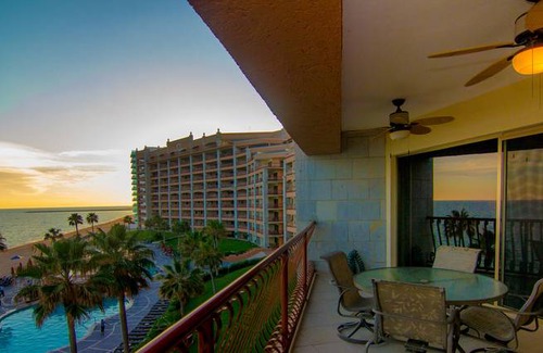 Sandy Beach Condo | 139 m² Condo ∙ 2 bedrooms ∙ 6 guests