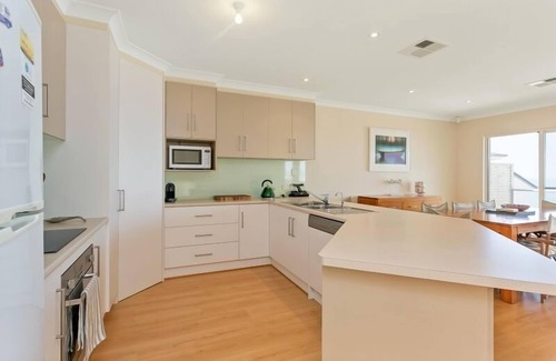 Hayborough House | 139 Seagull Ave-Pets Negotiable-Wi-Fi