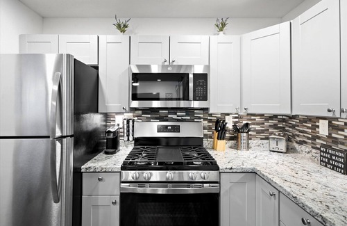 Roosevelt Condo | 14 Chelsea Place On The Park, In Heart Of Downtown