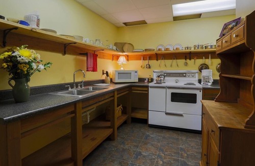 Barnardsville House | 14 mi to Asheville - convenience with privacy, 8 Acres, Hot Tub & Mtn Views