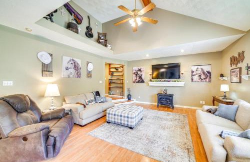 Highview House | 14 Mi to Dtwn Louisville Holiday Vacation Home!