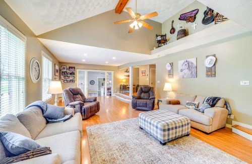 Highview House | 14 Mi to Dtwn Louisville Holiday Vacation Home!