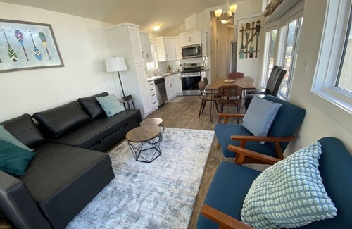 Regional District of Mount Waddington Apartment | 14 - Paddlers Cove Cottage