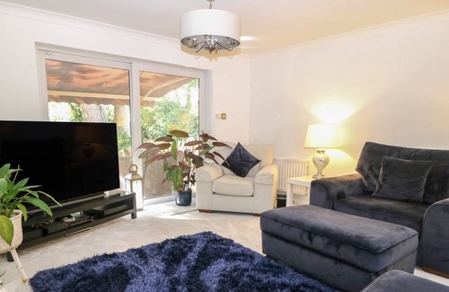 Rushmoor District Cottage | 14 QUEEN VICTORIA COURT, family friendly in Farnborough