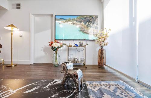 Downtown Apartment | 14 Santa Monica Gorgeous Apartment