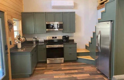 Speedwell House | 140 acres Hidden Gem Tiny Home w/biking trails, luxury shower, and loft!