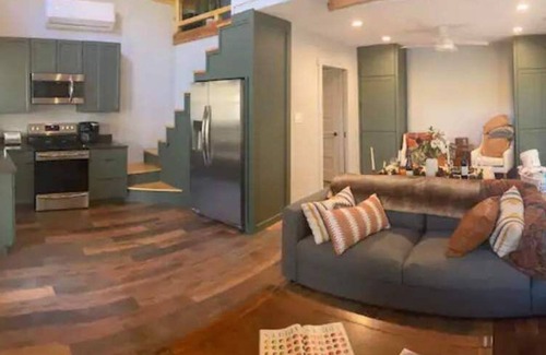 Speedwell House | 140 acres Hidden Gem Tiny Home w/biking trails, luxury shower, and loft!