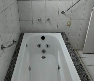 J Jeriquara Apartment | 1403 AP 2 Quartos , banheira de hidro privativa, bebidas liberadas nas piscinas , internet no ap, proximo ao shopping singapura