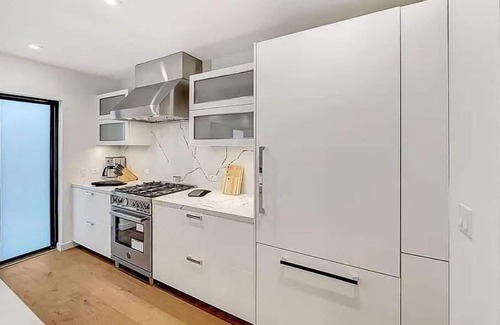 West Hollywood House | 1408 N Poinsettia Pl