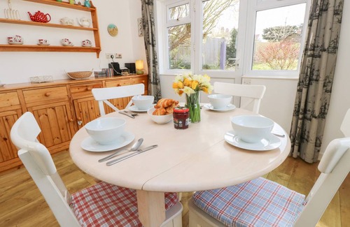 Totland Bay Cottage | 145 m² Cottage ∙ 4 bedrooms ∙ 8 guests