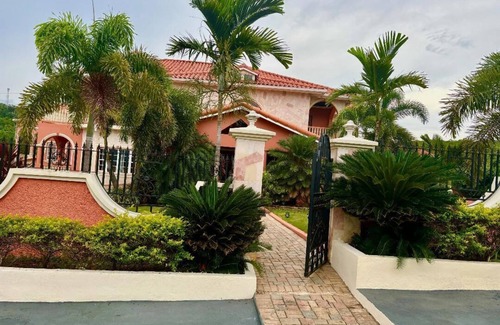 Silver Sands House | 15,000 Sq. Ft 7-bedroom house with Pool and Ocean views.