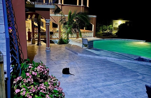 Silver Sands House | 15,000 Sq. Ft 7-bedroom house with Pool and Ocean views.