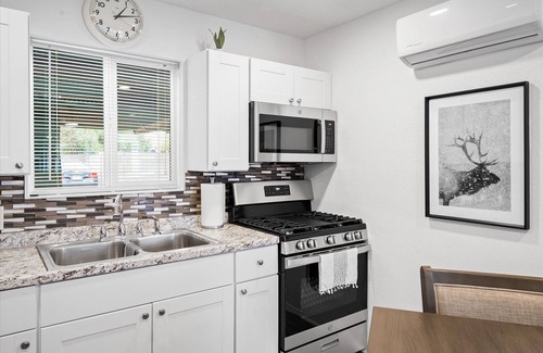 Roosevelt Condo | 15 Chelsea Place On The Park, In Heart Of Downtown