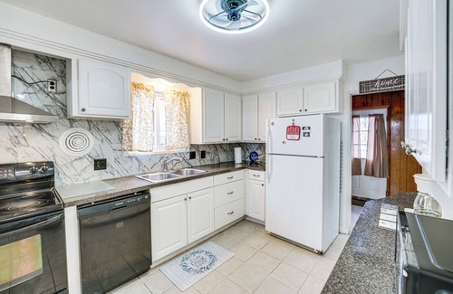 Detroit House | 15 Mi to Dtwn Detroit: Cozy Family Home w/Yard!