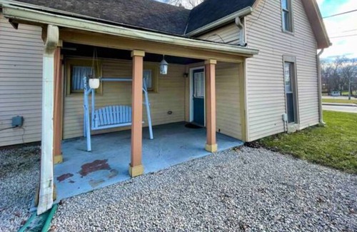 Greenwood House | 15 Min/Lucas Oil, Sleeps 10! Host w/1,000 Reviews!