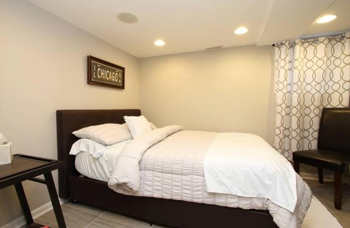 Jefferson Park Apartment | 15 min Ohare/Rivers Casino/Downtown & Parking1