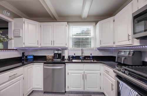 Nashville House | 15 min to Broadway- KING BED; 3Bdr/1Br - Everyday Getawayn