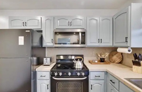 East Stroudsburg House | 15 Min to Ski Resorts · Cozy 3 BR · Dog Friendly · Game Area and Fire Pit