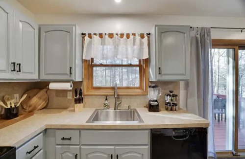 East Stroudsburg House | 15 Min to Ski Resorts · Cozy 3 BR · Dog Friendly · Game Area and Fire Pit