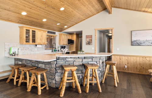 Vantage House | 15 min to The Gorge! HotTub, Tesla/EV Charger, Cave B Estate Winery!