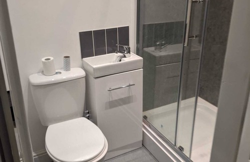 Everton Cabin | 15 min walk to Anfield stadium sleeps 7 purpose built bunk bed