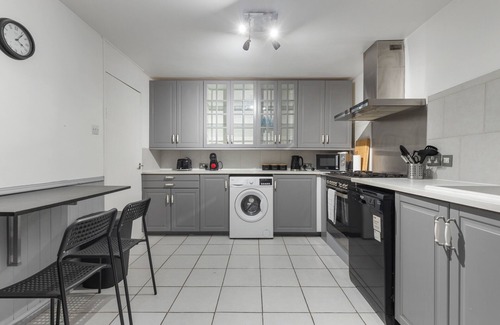 Junction Apartment | 15 Mins to Central LDN, Sleeps 8, Spacious Home