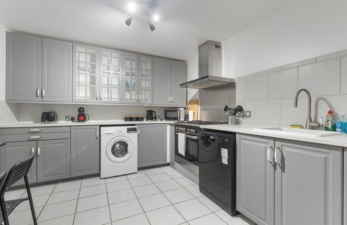 Junction Apartment | 15 Mins to Central LDN, Sleeps 8, Spacious Home