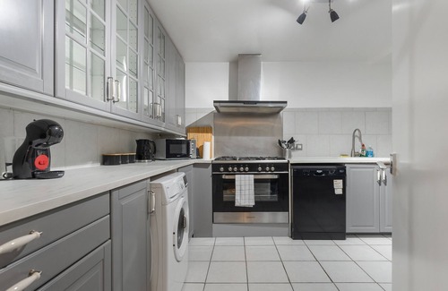 Junction Apartment | 15 Mins to Central LDN, Sleeps 8, Spacious Home