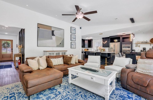 North Charleston House | 15 minutes from CHS airport 20 minutes from Downtown 35 minutes from beaches.