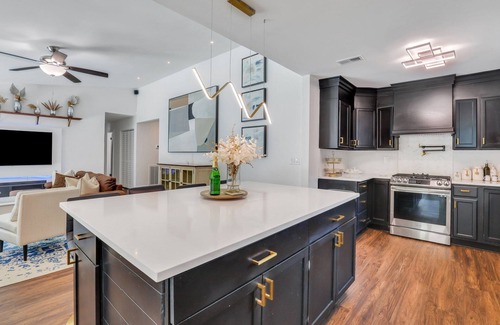 North Charleston House | 15 minutes from CHS airport 20 minutes from Downtown 35 minutes from beaches.