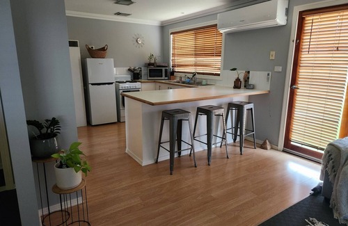 Daruka Apartment | 15 minutes from CBD. Guest numbers flexible for travelling sporting families.