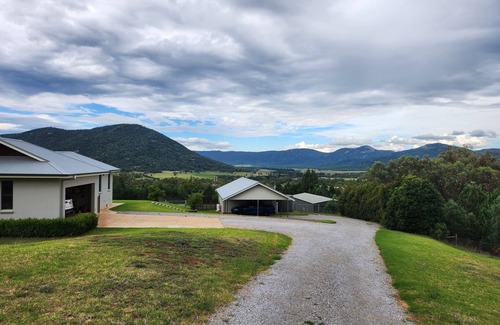 Daruka Apartment | 15 minutes from CBD. Guest numbers flexible for travelling sporting families.